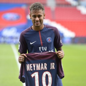 九游游戏中心-世界纪录！9年前内马尔2.22亿去巴黎，可惜效力6年无缘欧冠+金球